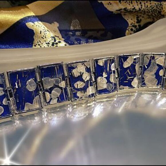 1950s Blue w Silver Confetti Lucite Vintage Bracelet 19091 - Picture 4 of 10